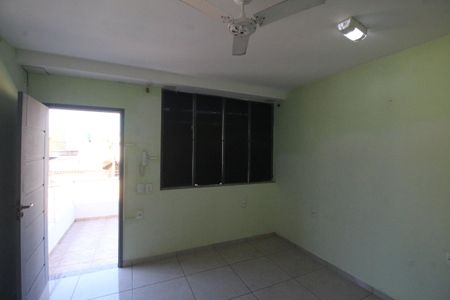 Sala de apartamento para alugar com 2 quartos, 75m² em Jacutinga, Mesquita
