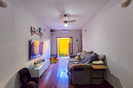 Casa à venda com 309m², 5 quartos e 2 vagas Casa à venda com 309m², 5 quartos e 2 vagasSala
