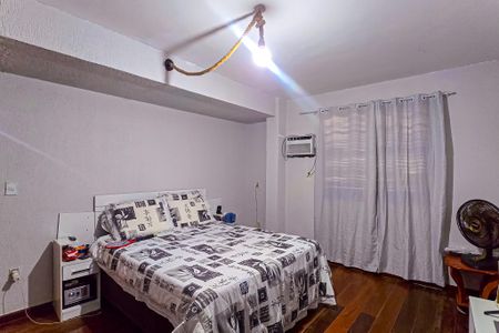 Casa à venda com 309m², 5 quartos e 2 vagas Casa à venda com 309m², 5 quartos e 2 vagasQuarto