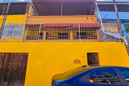 Casa à venda com 309m², 5 quartos e 2 vagas Casa à venda com 309m², 5 quartos e 2 vagasFachada