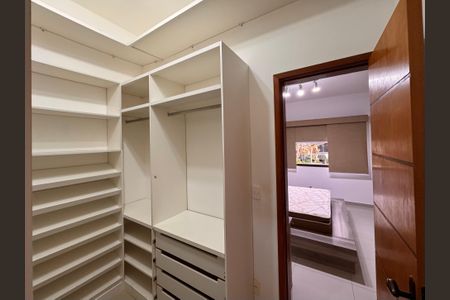 Casa de condomínio para alugar com 210m², 4 quartos e 2 vagasSuíte 1 - Closet