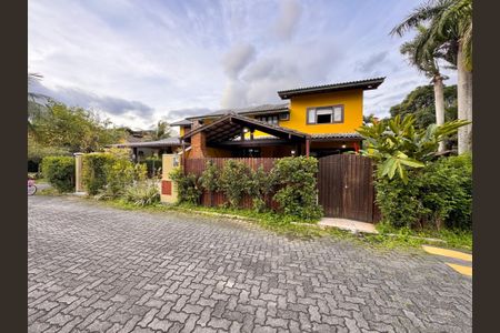 Casa de condomínio para alugar com 210m², 4 quartos e 2 vagasFachada