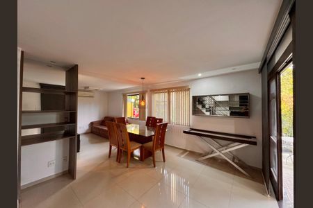 Casa de condomínio para alugar com 210m², 4 quartos e 2 vagasSala