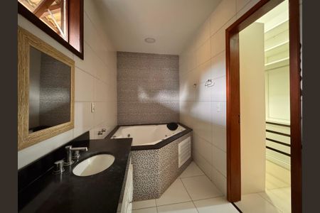 Casa de condomínio para alugar com 210m², 4 quartos e 2 vagasSuíte 1 - Banheiro
