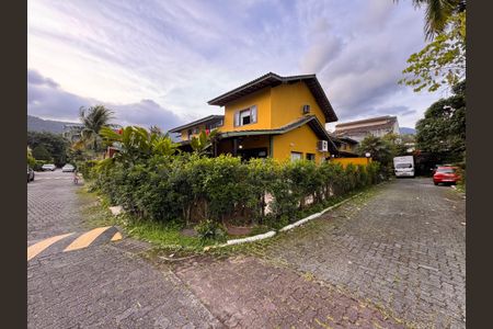 Casa de condomínio para alugar com 210m², 4 quartos e 2 vagasFachada