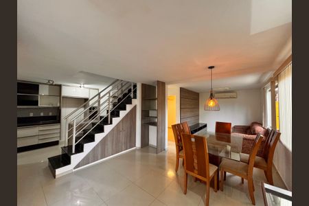 Casa de condomínio para alugar com 210m², 4 quartos e 2 vagasSala