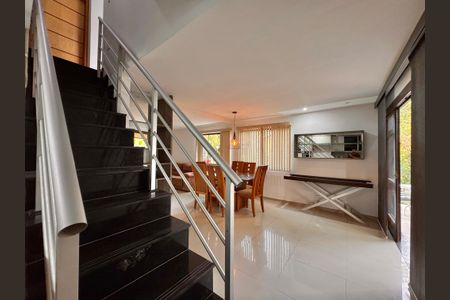 Casa de condomínio para alugar com 210m², 4 quartos e 2 vagasSala