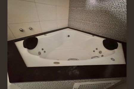 Casa de condomínio para alugar com 210m², 4 quartos e 2 vagasSuíte 1 - Banheiro