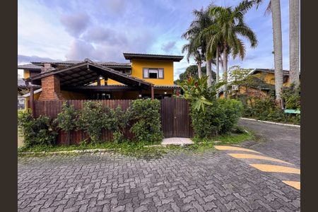 Casa de condomínio para alugar com 210m², 4 quartos e 2 vagasFachada