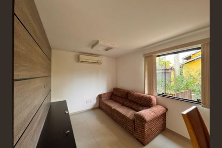 Casa de condomínio para alugar com 210m², 4 quartos e 2 vagasSala