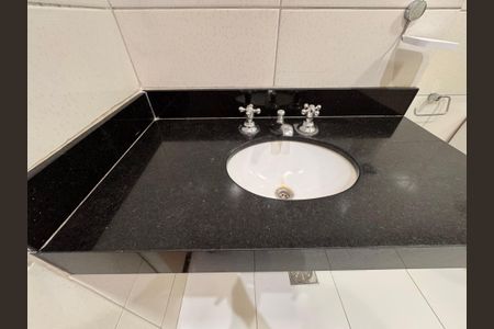Casa de condomínio para alugar com 210m², 4 quartos e 2 vagasBanheiro Social