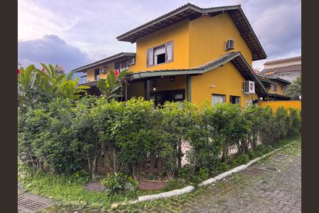 Casa de condomínio para alugar com 210m², 4 quartos e 2 vagasFachada