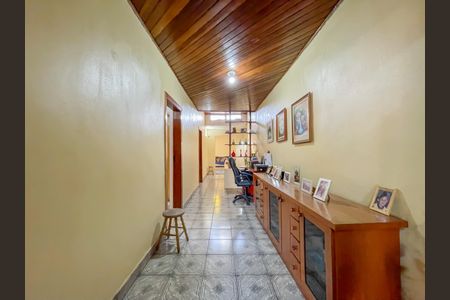 Casa à venda com 200m², 3 quartos e 2 vagasCorredor