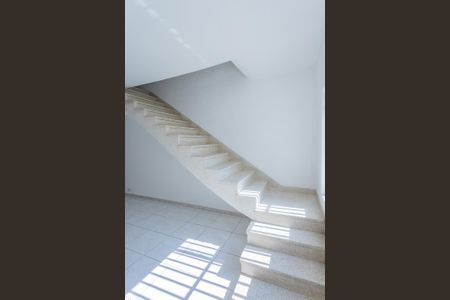 Casa para alugar com 218m², 2 quartos e 1 vagaEscada