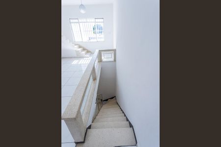 Casa para alugar com 218m², 2 quartos e 1 vagaEscada