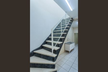 Casa para alugar com 218m², 2 quartos e 1 vagaEscada