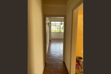Apartamento para alugar com 125m², 3 quartos e 1 vagaCorredor com piso de porcelanato e iluminação natural, com vista para a janela e a parede branca.