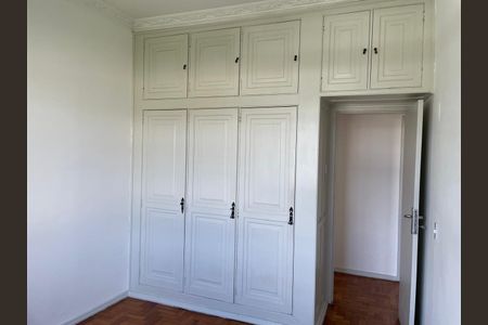 Cabinets de armário brancos com detalhes em moldura e fechaduras em ferro, em uma sala com piso de madeira e paredes brancas. de apartamento para alugar com 3 quartos, 125m² em Laranjeiras, Rio de Janeiro