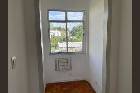 Janela com vista para o bairro, com telhado de telha e árvores ao fundo. de apartamento para alugar com 3 quartos, 125m² em Laranjeiras, Rio de Janeiro