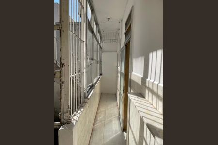 Apartamento para alugar com 125m², 3 quartos e 1 vagaParede com janelas e portas, com iluminação natural e iluminação artificial, com piso de cerâmica e com varanda com portão de ferro.
