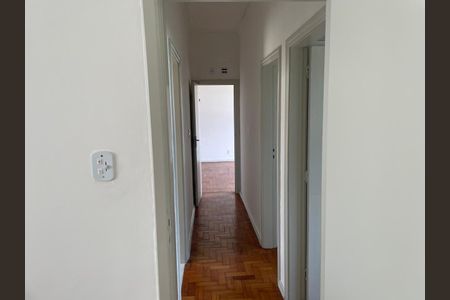 Apartamento para alugar com 125m², 3 quartos e 1 vagaCorredor com piso de madeira e paredes brancas, com uma porta aberta ao fundo.