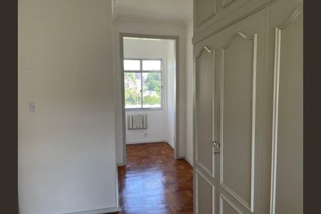 Apartamento para alugar com 125m², 3 quartos e 1 vagaParede branca, janela com vista para o jardim, piso de madeira, armário de madeira, iluminação natural, nenhuma decoração, qualidade 80, confiança 0.8