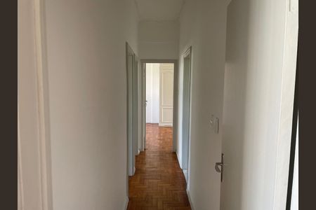 Apartamento para alugar com 125m², 3 quartos e 1 vagaCorredor com piso de madeira e portas brancas, iluminado por luz natural.