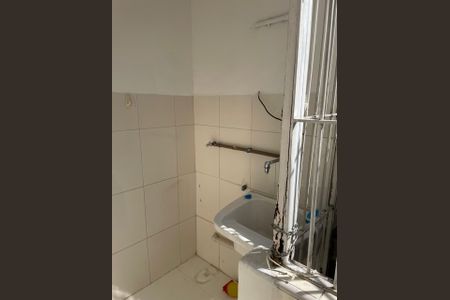 Apartamento para alugar com 125m², 3 quartos e 1 vagaBanheiro com piso de porcelanato e lavatório em formato de L, com iluminação natural e pouca decoração.