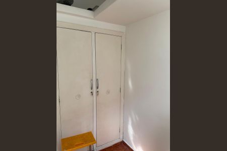 Apartamento para alugar com 125m², 3 quartos e 1 vagaCabinete de armário branco com porta dupla e chave de fechadura, com uma pequena mesa amarela ao lado.