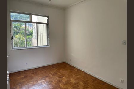 Janela com vista para a floresta e casas ao fundo, com madeira de parquete no chão e iluminação natural boa. de apartamento para alugar com 3 quartos, 125m² em Laranjeiras, Rio de Janeiro