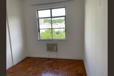 Apartamento para alugar com 125m², 3 quartos e 1 vagaJanela com vista para o bairro, com árvores e edifícios ao fundo.