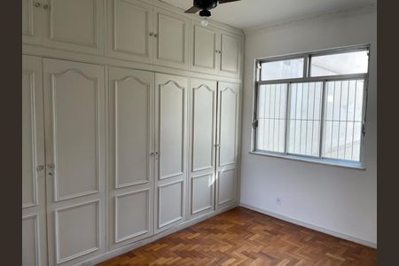 Cabinete de madeira com portas e gavetas em uma sala com piso de parquete e janela grande. de apartamento para alugar com 3 quartos, 125m² em Laranjeiras, Rio de Janeiro