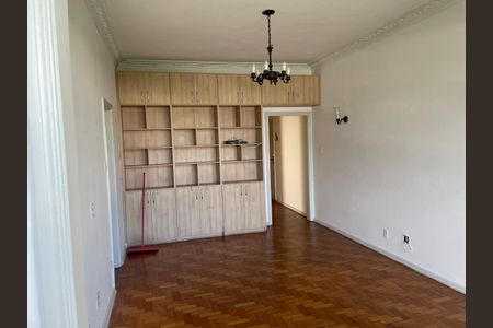 Sala com móveis de madeira, piso de parquete e iluminação adequada. de apartamento para alugar com 3 quartos, 125m² em Laranjeiras, Rio de Janeiro
