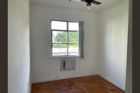 Janela com vista para o jardim e o telhado de uma casa de moradia. de apartamento para alugar com 3 quartos, 125m² em Laranjeiras, Rio de Janeiro
