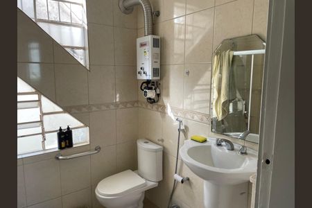 Apartamento para alugar com 125m², 3 quartos e 1 vagaBanheiro com piso de porcelanato, vaso sanitário e lavatório em porcelana, e chuveiro em cobre.
