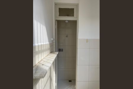 Apartamento para alugar com 125m², 3 quartos e 1 vagaBanheiro com piso de porcelanato e teto de vidro, com iluminação natural e pouca decoração.