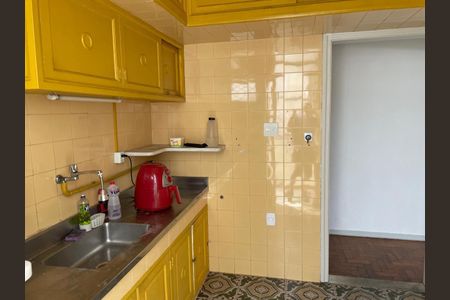 Apartamento para alugar com 125m², 3 quartos e 1 vagaCozinha com piso de azulejos, bancada de granito e geladeira vermelha.
