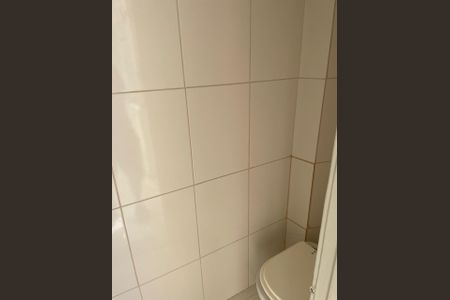 Apartamento para alugar com 125m², 3 quartos e 1 vagaBanheiro com paredes de azulejos brancos e um vaso sanitário branco.