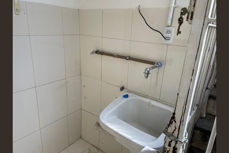 Apartamento para alugar com 125m², 3 quartos e 1 vagaBanheiro com piso de porcelanato e lavatório em porcelanato, com iluminação pobre e sem decoração.