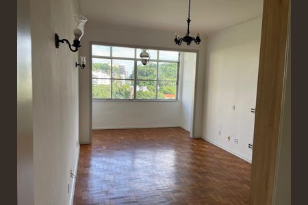 Apartamento para alugar com 125m², 3 quartos e 1 vagaSala com vista para a floresta, iluminada por lâmpadas de design e piso de madeira