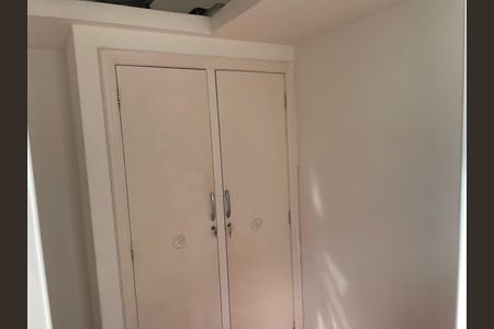 Apartamento para alugar com 125m², 3 quartos e 1 vagaPorta de armário branca com fechaduras e maçanetas de metal, em um ambiente branco e iluminado.