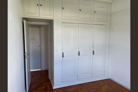 Cabinets and doors in a white room with wood flooring and a doorway to another room. de apartamento para alugar com 3 quartos, 125m² em Laranjeiras, Rio de Janeiro