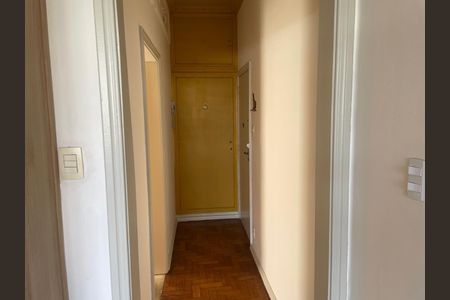 Apartamento para alugar com 125m², 3 quartos e 1 vagaCorredor com piso de madeira e porta de segurança amarela.