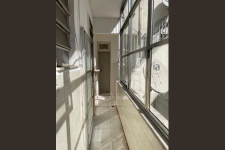 Apartamento para alugar com 125m², 3 quartos e 1 vagaCorredor com janelas grandes e iluminação natural, com piso de porcelanato e paredes brancas.
