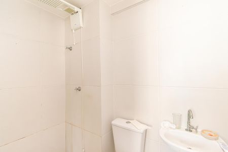Banheiro de kitnet/studio para alugar com 1 quarto, 28m² em Liberdade, São Paulo