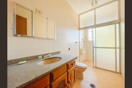 Casa à venda com 240m², 5 quartos e 5 vagasBanheiro 2 (Casa 2)