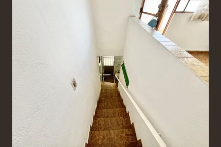 Casa à venda com 70m², 2 quartos e sem vaga Casa à venda com 70m², 2 quartos e sem vagaEscada
