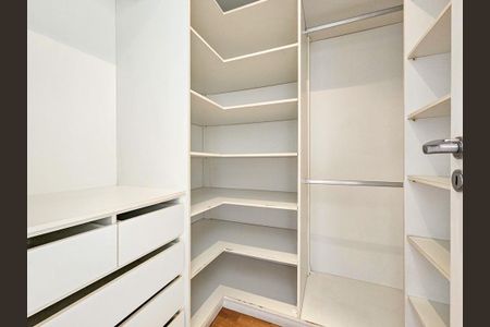 Apartamento para alugar com 240m², 4 quartos e 4 vagasCloset da suíte 2