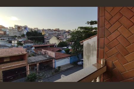 Casa à venda com 3 quartos, 130m² em Parque Maria Domitila, São Paulo