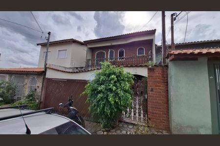 Casa à venda com 250m², 3 quartos e 6 vagas Casa à venda com 250m², 3 quartos e 6 vagasFachada